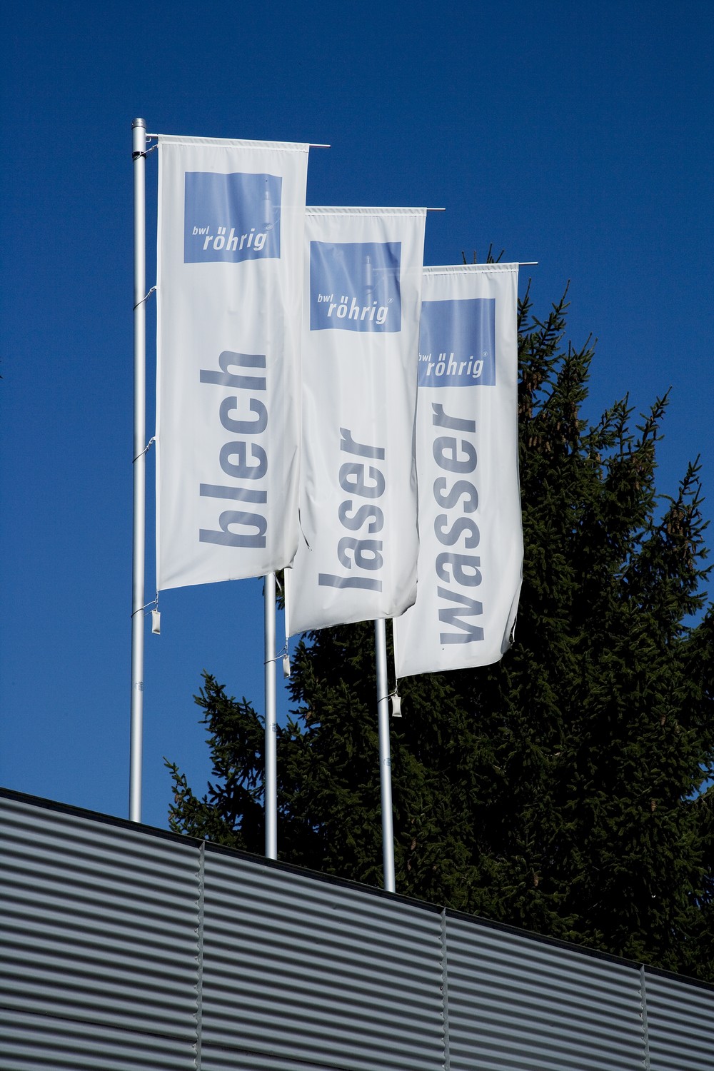 Röhrig – Flagge am Firmengelände